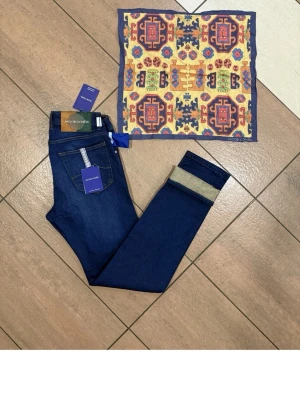 Jacob Cohën jeans - Snygga mörkblå jeans från Jacob Cohën. Jeansen är helt nya och är i storlek 31, allt på bilderna ingår samt påse, nypris ca 560£ 