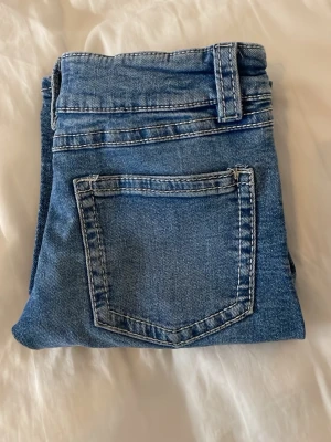 Blå bootcut jeans med normal passform från ginatricot i storlek 152 - Säljer ett par klassiska blå jeans med bootcut och normal passform. färgen är mellanblå med lätt tvättad look. Säljer jeansen då det börjar bli lite små för mig. Orginalpris är 350kr🥰skriv för fler bilder eller frågor❤️använda ca 4 gånger