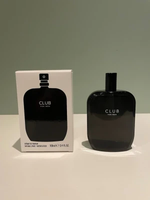 Fragrance One Club For Men Extrait de Parfum 100ml - Fragrance One Club For Men (Jeremy Fragrance’s egna märke). Det är en lyxig doft som passar bra till nästan alla tillfällen och årstider, speciellt vid hösten och vintern. Funkar bra till både fina och vardagliga tillfällen eller såklart klubben. Parfymen är endast använd några gånger så den är nästan helt full. Original lådan kommer med. Flaskan och lådan är i mycket bra skick. Kvitto finns! Det är fritt fram att skriva till mig om ni har några frågor. Kan även ta emot byten!