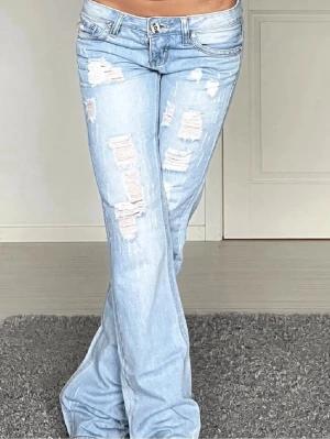 Ljusblå bootcut jeans med slitningar - Skitsnygga ljusblå bootcut jeans med slitningar