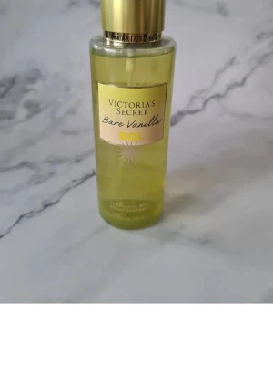 Victoria's Secret Bare Vanilla Sol - Fräsch parfymmist från Victoria's Secret i doften Bare Vanilla Sol. Ny och oanvänd