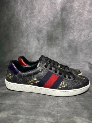 Gucci monogram sneakers - Mycket fint skick, som nya nästan | Size 6,5 passar 40/41 | fraktar spårbart inom 24 timmar |  för att köpa klicka ” köp nu” | vid frågor skriv ett meddelande |