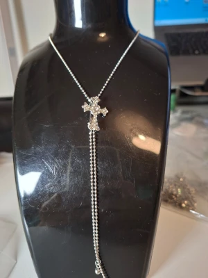Silverfärgat halsband med korshänge - Överge samlingen, utförsäljning till låga priser