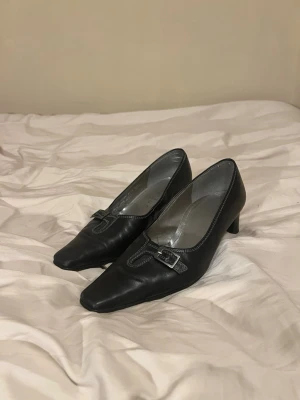 Svarta ”vintage” kitten-heels - Säljer dessa jättefina svarta klackar då jag har hittat ett par andra skor! Jättefina och köpta på second hand, men i bra skick! Dom har en snygg spetsig look som är perfekt till jeans eller liknande!