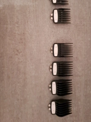 Guards för barbers - Hej! Jag säljer guards från 2,3,5,6,7 och 8 för barbers. Perfekt för att klippa sig själv eller andra. I nytt skick aldrig använda. Ge bud. VARORNA KOSTAR INTE 0 KR! Tveka inte att kontakta om du är intresserad eller har några frågor