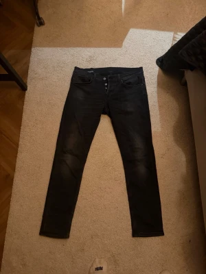 Dondup ”George” Jeans  - Italienska Dondup jeans i svart tvättad färg. Modell George! Mkt bra skick. Inga hål eller liknande defekter! Strl 34, passar nog dig med 32 och 33 strl i ”vanliga” jeans! Kan frakta, eller mötas i Gbg 