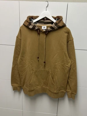 Burberry Hoodie  - Helt ny aldrig använd. Storlek: S. Snabb frakt
