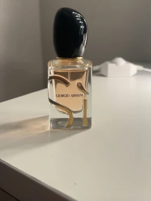Sí Giorgio Armani eau de parfum 30ml - Säljer denna Sí Georgi Armani eau de parfum 30ml. Nästan helt full😊