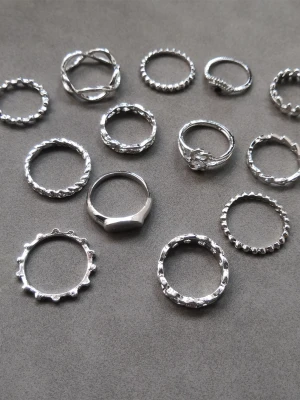 13 st ringar  - 13 st ringar med olika former och mönster. Materialet är alloy. (#634)