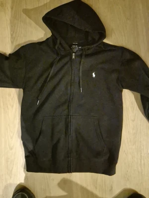 Polo raulph lauren - Äldre modell av polo därav den är jätte rare och helt helt ny skick passar som S