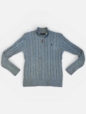 Ljusblå kabelstickad tröja Polo Ralph Lauren - Kabelstickad ljusblå tröja från Polo Ralph Lauren med halv dragkedja och broderad logga på bröstet. Tröjan har ribbade muddar och krage, perfekt för en stilren och avslappnad look.