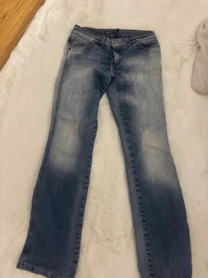 Low waist jeans  - Low waist jeans med lite defekter kolla bilder 