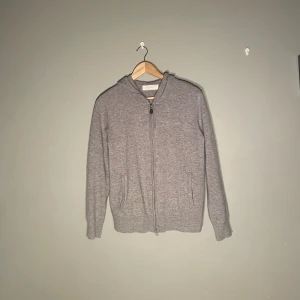 Kashmir/Cashmere Zip-Hoodie från Sayless - Priset kan diskutera!    Endast använd ett par gånger och i väldigt bra skick. Mysig kashmir tröja med dragkedja framtill och två fickor. Tröjan har en klassisk huva och ribbade muddar vid ärmslut och nederkant. Perfekt för chill dagar eller när du vill ha något enkelt och stilrent. Materialet ser ut att vara mjukt och bekvämt.