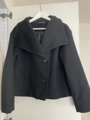 Svart kappa från Gina Tricot  - Svart lite kortare kappa från Gina Tricot. Knappt använd 