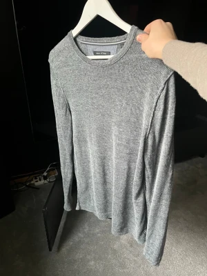 Marc O'Polo stickad tröja - Säljer denna feta Marco polo tröja storlek M😍Inga större defekter, synligt använd. Hör av dig vid frågor🤩