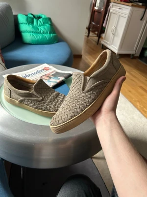 Bottega Veneta slip ons  - Stilrena slip-on sneakers från bottega i super skick, storlek 41 men skulle säga att de passar 42 