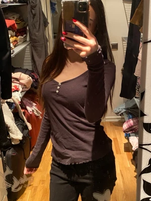 Långärmad topp - Jättefin typ grå långärmad som går att styla till jeans eller andra byxor. Bekväm och snygg!💗