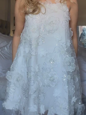 Vit studentklänning - Säljer en av mina fina studentklänningar, just denna kom tyvärr inte till användning och är i nyskick med lapp kvar! Storlek - S 🤍 Klänningen har många fina detaljer och är unik till studenten! Hör av dig ifall du har några frågor!🙌