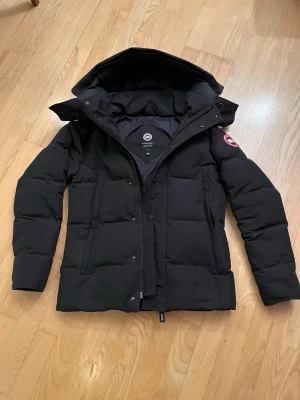 Canada Goose Jacka S - Canada goose jacka. Storlek S, modellen på bilden är 180cm o 68kg. Fint skick. Skriv om minsta fundering! 