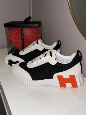 Sneakers - Storlek 38. 