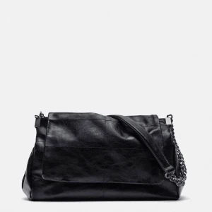 Zara väska - Säljer nu min Zara väska som ej går att få tag i på hemsidan längre då jag köpt en ny väska! Skriv privat för egna bilder🥰 Köpt för 500 säljer för 250.