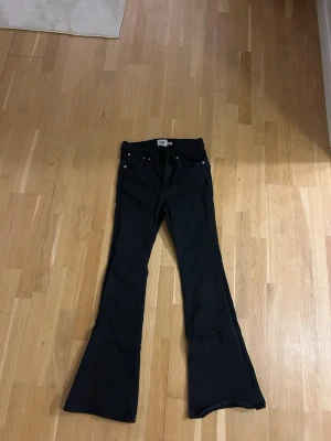 Svarta bootcut jeans från lager 157 - Säljer ett par svarta bootcut jeans från lager 157 Jeansen har klassisk femficksmodell, hög midja och utsvängda ben. Perfekta för dig som gillar en retroinspirerad look och vill ha ett par jeans 