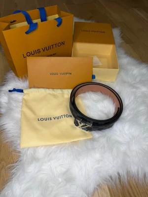 Svart bälte med present paket - Helt oanvänd i längden 110cm. Kommer i jättefina paket!