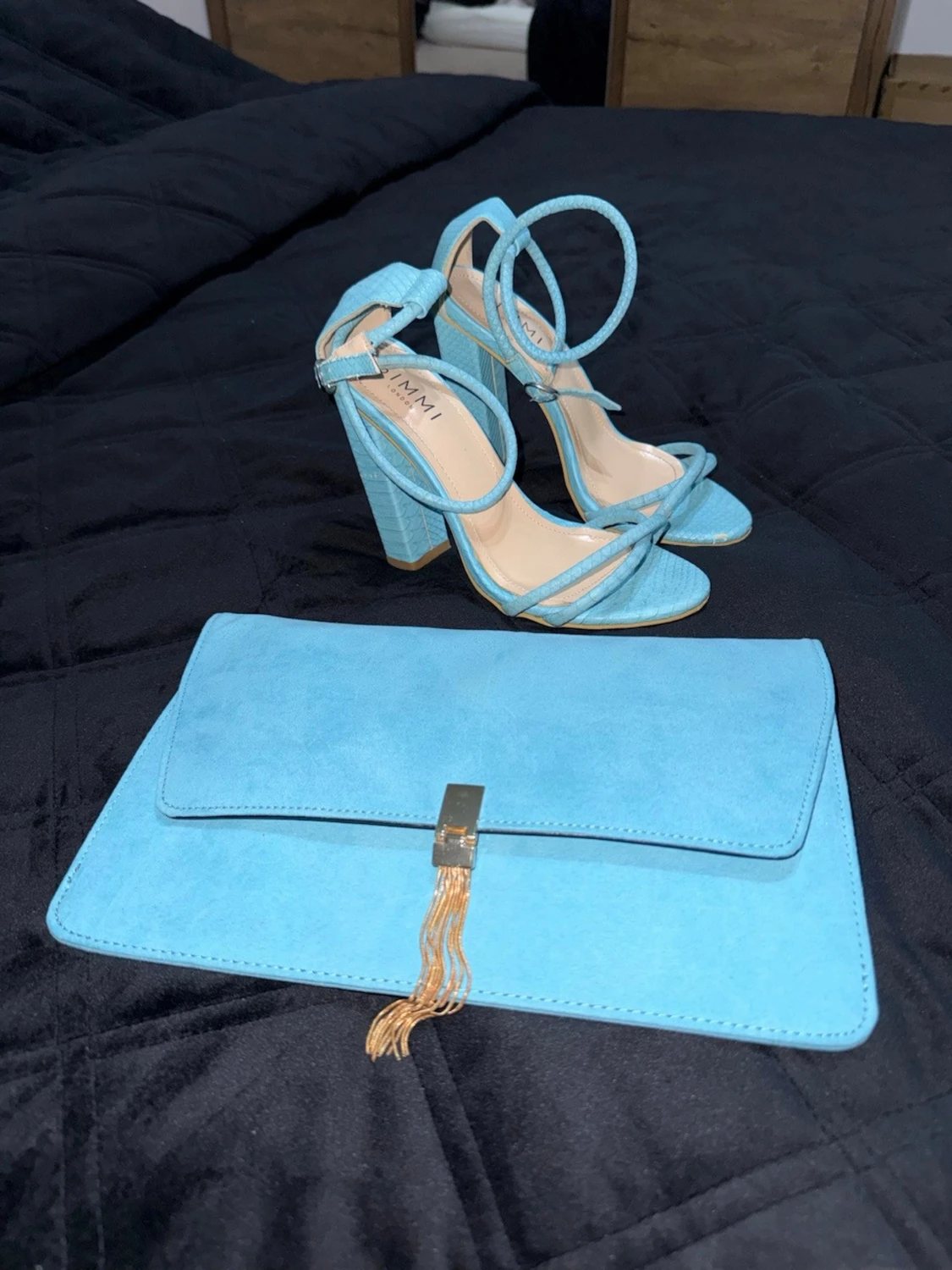 Turkosa pumps med blockklack och kuvertväska  - 1