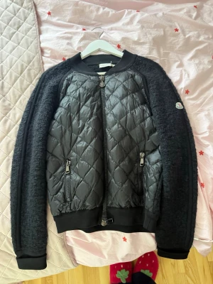 Moncler Cardigan - Säljer nu min supersnygga moncler cardigan, den är i strl Medium och har qr kod som bevisar äktighet. 