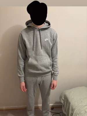 Nike Sett - Ett jätte snyggt grått Nike mjukissett. Det sitter fint och har ett mjukt bekvämt tyg. Det är i storlek S. Passar perfekt till vardags. Det har ett pyttelitet hål i byxan (sista bilden), men det märks inte av om man inte kollar jättenära, det har inga andra defekter, inga fläckar, hoodien är som ny.