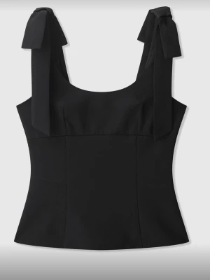 Svart topp med rosett - Super fin Zara liknande topp, som funkar bra både till vardags men också när man vill klä upp sig. Var för liten för mig och därav säljer jag. Inte använd bara provad! Skriv vid frågor🥰