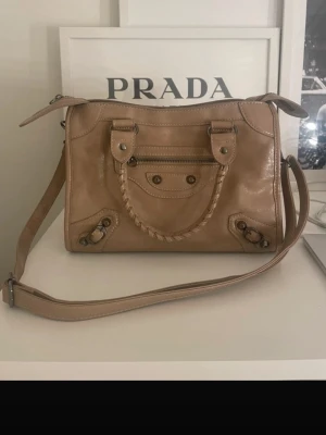 beige citybag - Beige handväska. Rymlig med och får platta med mycket saker. 