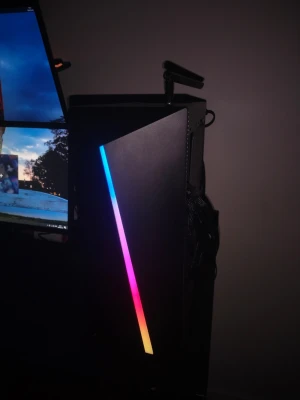 Gaming PC dator computer · i7 3770K · GTX 970 · 16GB · Windows 10 Pro · RGB Aero Cool - Intel i7 3770K CPU GTX 970 EVGA 4GB VRAM HDD ~300GB SSD 120GB DDR3 16GB mer info i sista bilden Windows 10 pro installerad Fin skal med flera RGB inställningar.  Får runt 150-200+fps i cs2 med medium grafik. Med 2 monitors i kopplade och flera bakgrunds appar.  Har faktisk 32gb ram men 2 olika företag som inte är kompatibla tillsammans så därför är det 16gb.