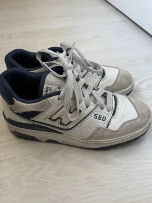 New balance sneakers 550 - Jättefina, inga skavanker förutom att de behövs tvättas!💕 