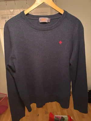 Merinoull tröja från morris - Schysst 100% merinoull tröja från morris i marinblå färg Utmärkt skick  Tröjan har krympt i tvätten så den passar numera en XS, mått: Axelbredd 49cm, Längd 60cm Skriv vid funderingar!