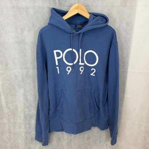 Ralph Lauren hoodie - Riktigt soft raffe hoodie i storlek L. I fint skick, modellen är 185.