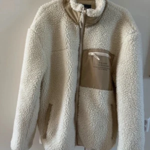 Teddyjacka - Säljer denna skitsnygga teddyjacka från berhska!