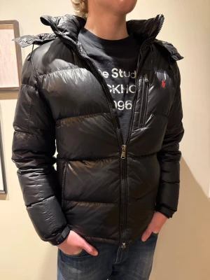 Polo Ralph Lauren puffer jacka  - Varm och skön Polo jacka i svart. Ett litet jack på ryggen och en dragkedja saknas som man kan se på bild 3 och 4. Dock inget som påverkar användning. Hör av dig för frågor!🙌