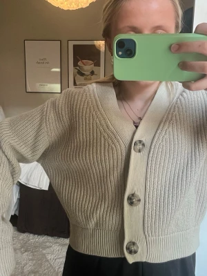 Beige ribbstickad kofta med stora knappar - Mysig kofta i en beige grön färg, endast använd ett fåtal gånger