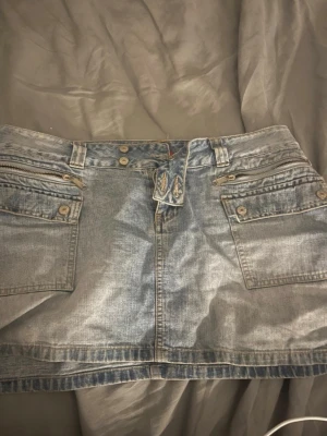 Vintage Jeans Kjol Från 2005 - Vintage jeans kjol som är köpt av min mamma 2005, nästan helt oanvänd. Inget fel på den.