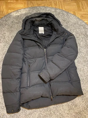 J.LINDEBERG JACKA - Tjena! Säljer nu denna J.LINDEBERG jacka! | Skick 9/10 mycket bra | endast lite slitna knappar och dragkedja! | Nypris ca 4500kr | Mitt pris 1299kr | Kom gärna pm vid frågor eller funderingar | Postas eller möts upp i Stockholm!