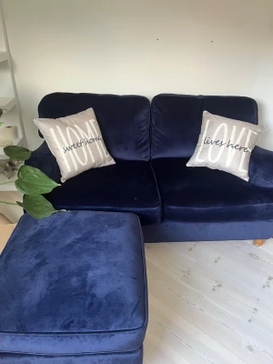 Två fina kuddfodral - Två mysiga beiga kuddfodral i storlek 40x40 (kuddar ingår ej) med texten ”Home sweet home” och ”Love lives here” perfect inredning för ett mysigt vardagsrum eller sovrum!🥰