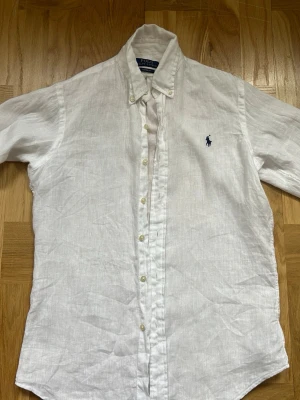 Vit linneskjorta från Polo Ralph Lauren - Storlek XS - men passar S bättre, slim fit, använd en gång -