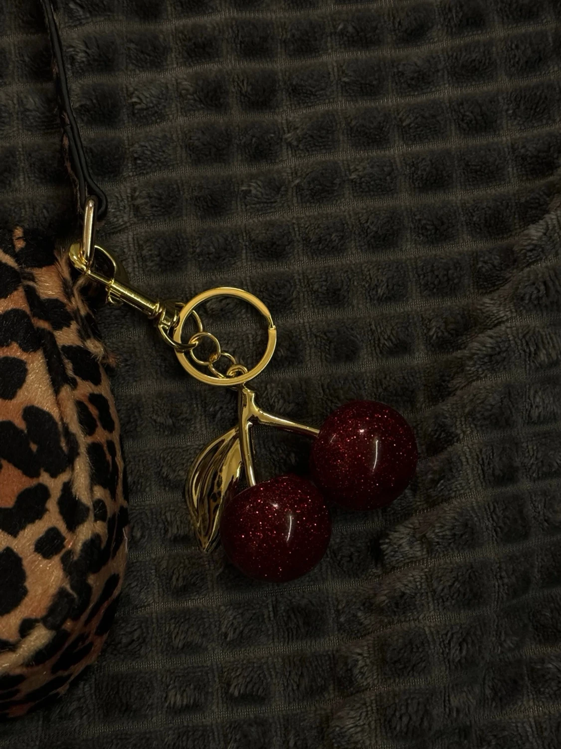 Leopardmönstrad axelväska med körsbär - 3