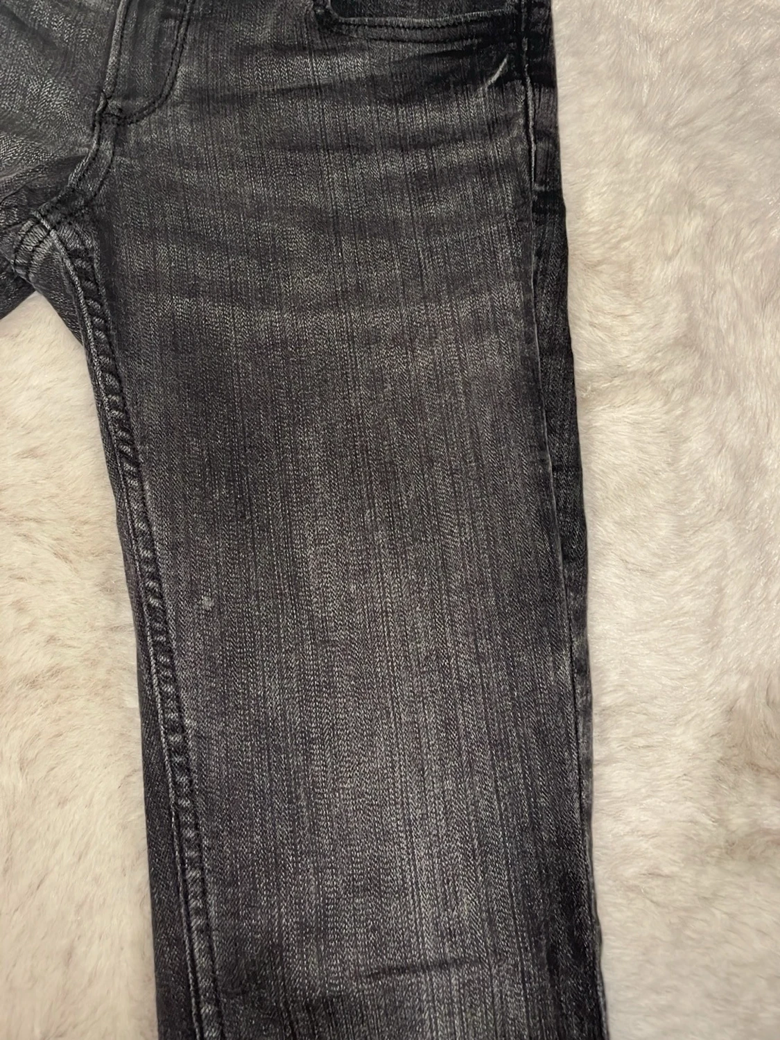 Grå utsvängda  jeans med tvättad look