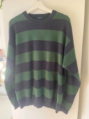 Randig stickad tröja från REDGREEN - Säljer en oversized stickad tröja från REDGREEN med breda gröna och svarta ränder. 