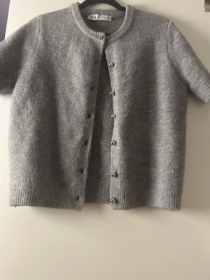 Grå kofta från ZARA med silver knappar - Grå kofta från Zara med silver knappar i storlek m