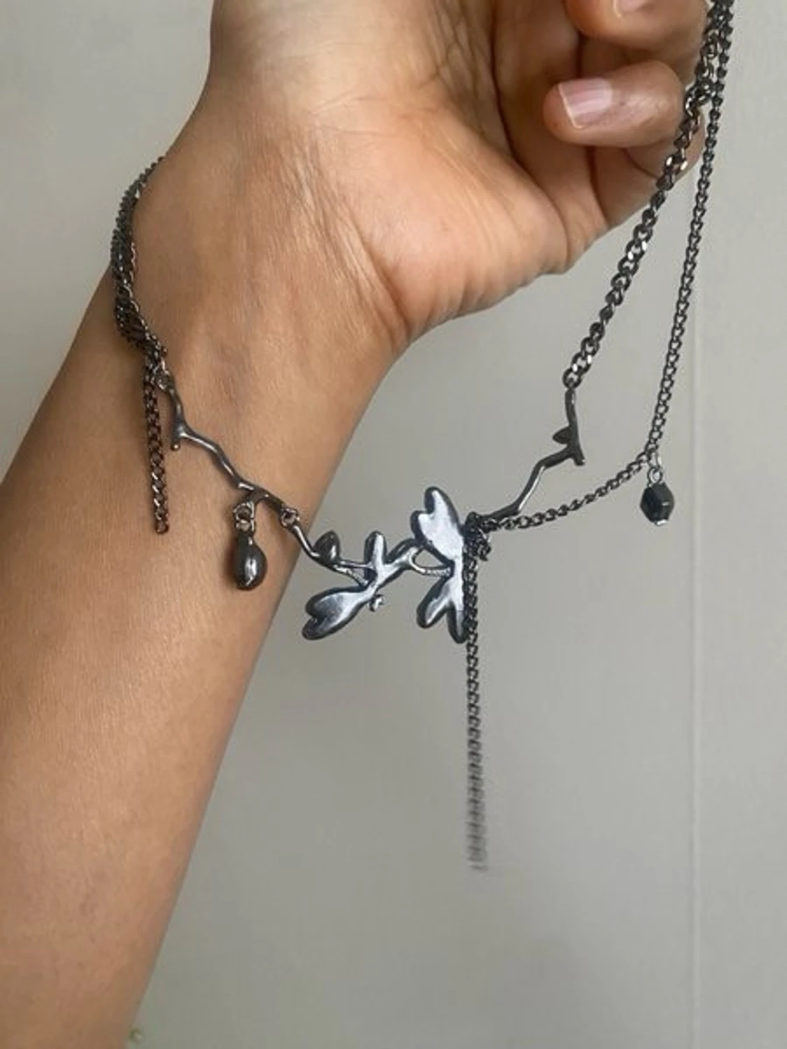 Svart kedjehalsband med gröna blad - 5