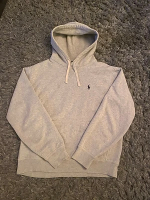 Grå hoodie från Polo Ralph Lauren - Tjena! Säljer en snygg grå hoodie från Ralph lauren. Den är storlek M men sitter som S. Skick 8/10🔥   Om du har någon fråga eller fundering är det bara att höra av dig! MVH Lucas🥂