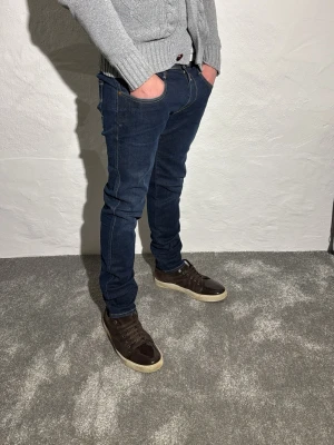 Replay jeans  - Ett par snygga jeans från Replay i storlek W33 L32 i modellen Anbbas 